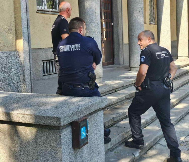 Привърженици на Мюмюн Искендер се събират пред съда в Хасково