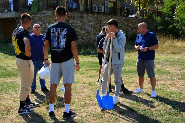 Поставиха "първа копка" на ремонта на помощното игрище към стадион "Шипка"