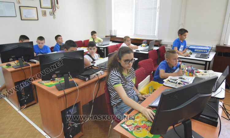Децата от компютърна школа „Вале“ ще творят с най-новата техника и програми