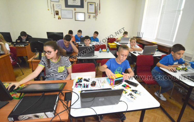 Децата от компютърна школа „Вале“ ще творят с най-новата техника и програми