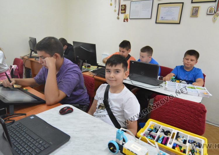Децата от компютърна школа „Вале“ ще творят с най-новата техника и програми