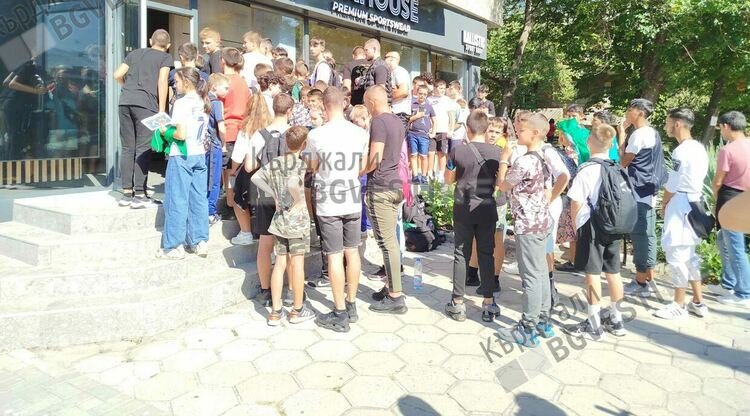 Олимпийският шампион Карлос Насар зарадва децата на Кърджали