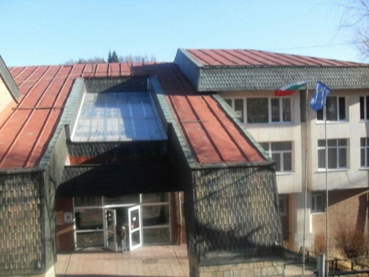 С над един милион обновяват два физкултурни салона в Смолян