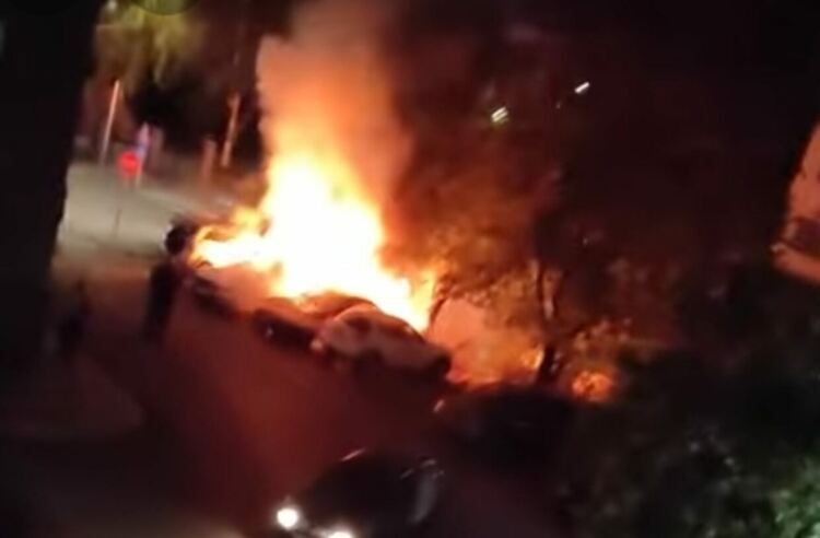 Подпалиха автомобил в Димитровград, изгоряха 2, а трети е с щети