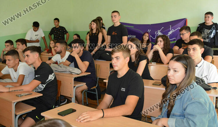 Параолимпиец, изгубил ръцете си, говори пред ученици в Хасково за силата на волята и пътя до световните титли
