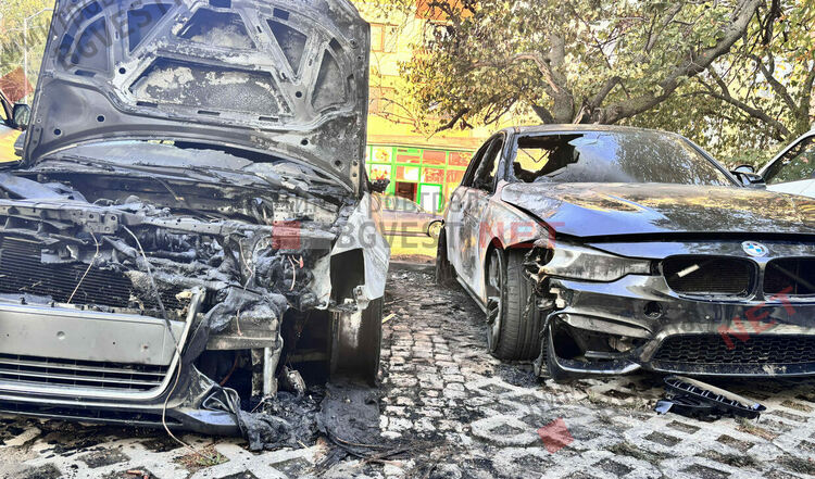 Подпалиха автомобил в Димитровград, изгоряха 2, а трети е с щети