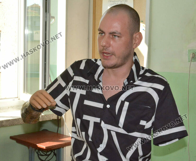 Параолимпиец, изгубил ръцете си, говори пред ученици в Хасково за силата на волята и пътя до световните титли