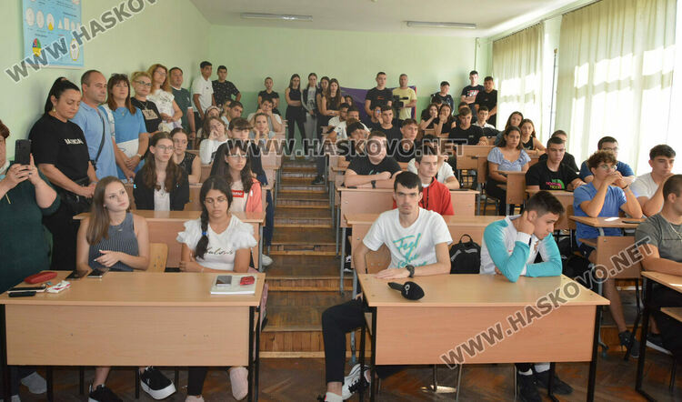 Параолимпиец, изгубил ръцете си, говори пред ученици в Хасково за силата на волята и пътя до световните титли