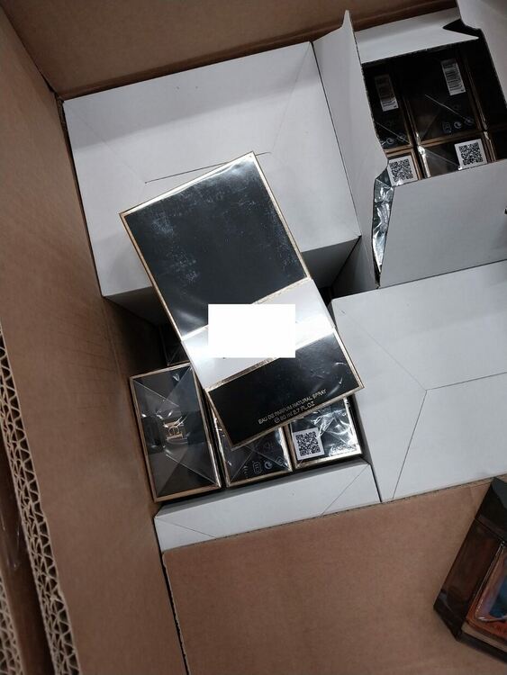 Задържаха над 5600 контрабандни парфюма в тир с платове и метални изделия