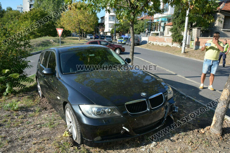 Две дами се сблъскаха с „БМВ“ и „Порше Кайен“