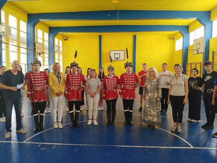 Бивши възпитаници на ЕГ "Христо Ботев" дариха средства за Първи ученически гвардейски отряд в Кърджали