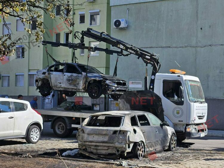 Подпалиха автомобил в Димитровград, изгоряха 2, а трети е с щети