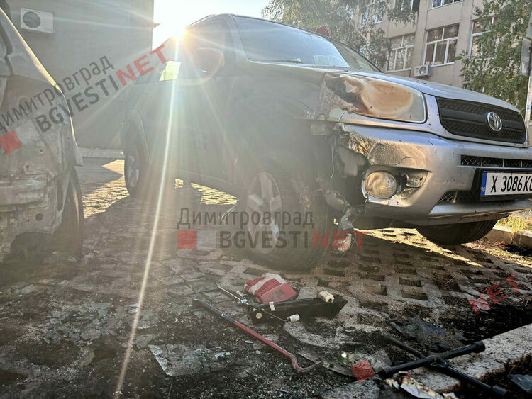 Подпалиха автомобил в Димитровград, изгоряха 2, а трети е с щети