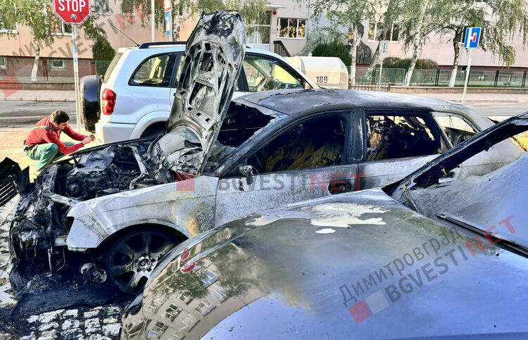Подпалиха автомобил в Димитровград, изгоряха 2, а трети е с щети