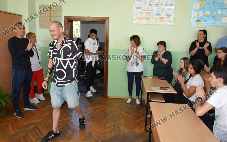 Параолимпиец, изгубил ръцете си, говори пред ученици в Хасково за силата на волята и пътя до световните титли