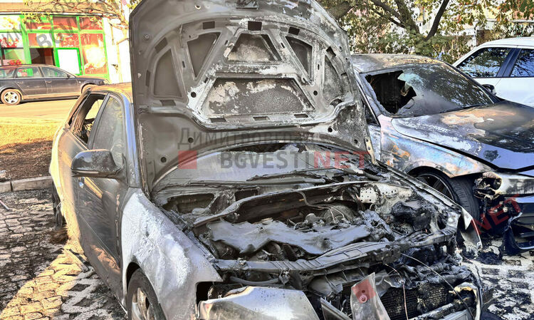 Подпалиха автомобил в Димитровград, изгоряха 2, а трети е с щети