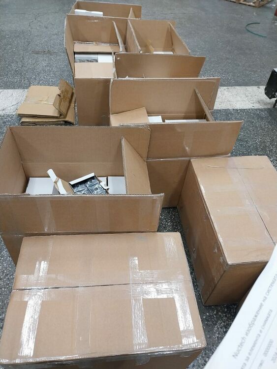 Задържаха над 5600 контрабандни парфюма в тир с платове и метални изделия