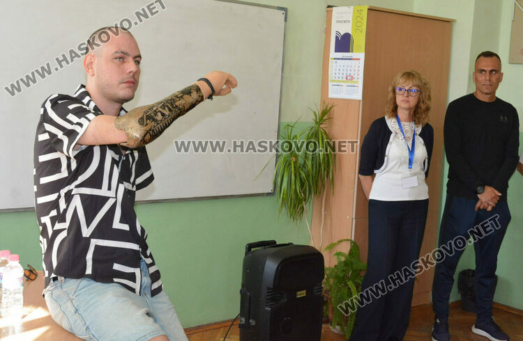 Параолимпиец, изгубил ръцете си, говори пред ученици в Хасково за силата на волята и пътя до световните титли