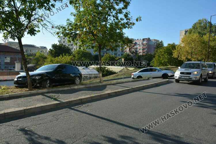 Две дами се сблъскаха с „БМВ“ и „Порше Кайен“