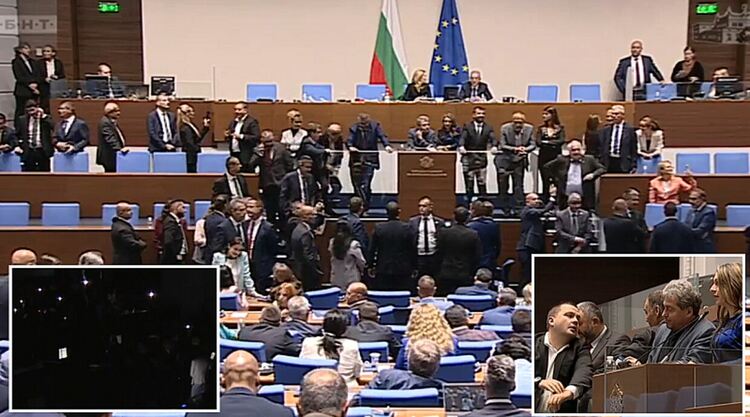 Нощни циркове в Парламента: Депутати бойкотират трибуната, късат кабели, пеят химна на светлина от фенерчета