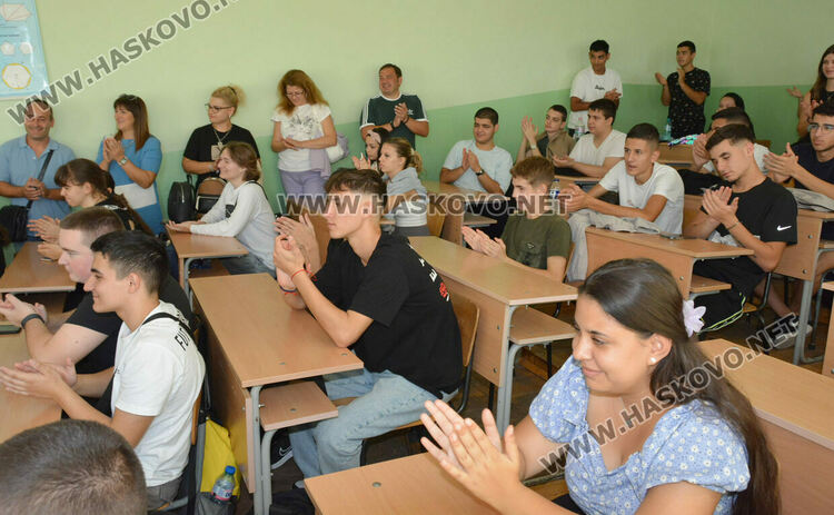 Параолимпиец, изгубил ръцете си, говори пред ученици в Хасково за силата на волята и пътя до световните титли