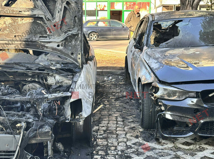 Подпалиха автомобил в Димитровград, изгоряха 2, а трети е с щети