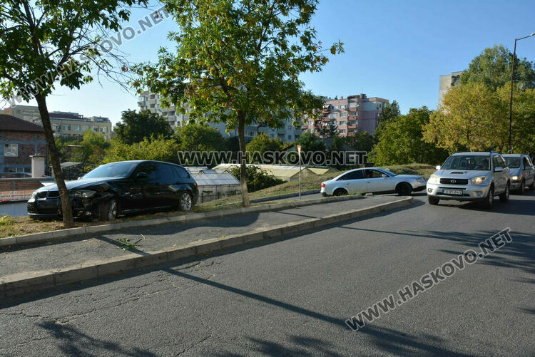 Две дами се сблъскаха с „БМВ“ и „Порше Кайен“