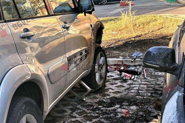 Подпалиха автомобил в Димитровград, изгоряха 2, а трети е с щети