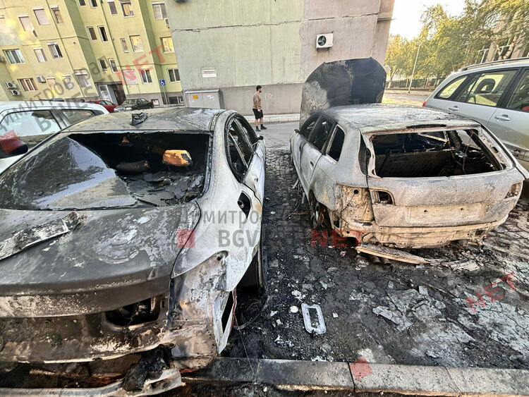 Подпалиха автомобил в Димитровград, изгоряха 2, а трети е с щети