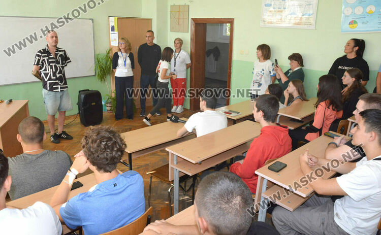 Параолимпиец, изгубил ръцете си, говори пред ученици в Хасково за силата на волята и пътя до световните титли