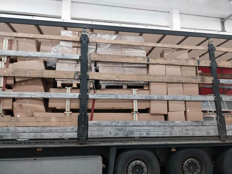 Задържаха над 5600 контрабандни парфюма в тир с платове и метални изделия