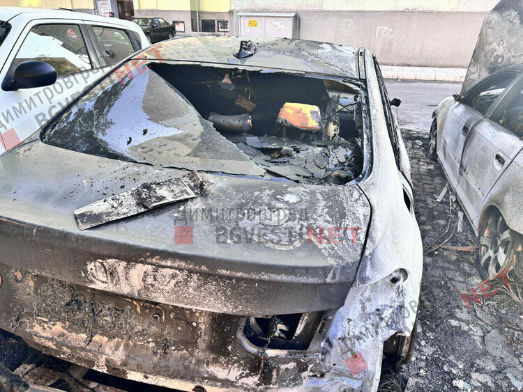 Подпалиха автомобил в Димитровград, изгоряха 2, а трети е с щети