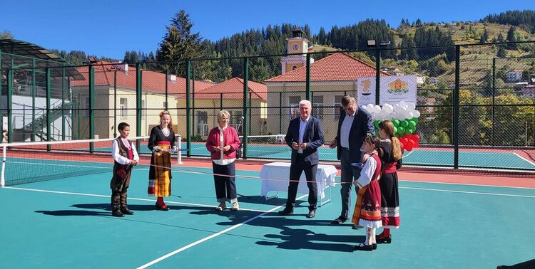  Служебният министър Георги Глушков преряза лентата на възобновения спортен комплекс в Чепеларе