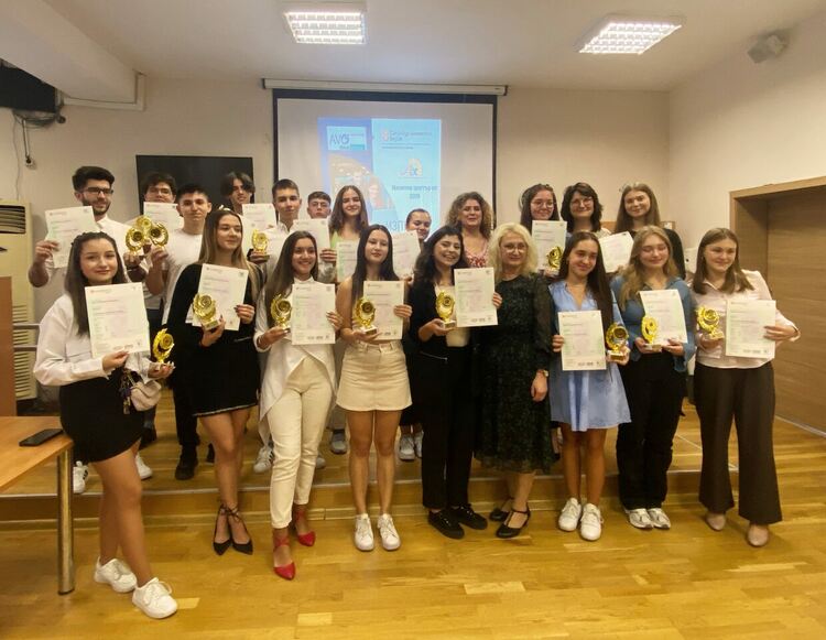 На тържествена церемония в Езиковата двадесет и един гимназисти получиха езикови сертификати по английски език