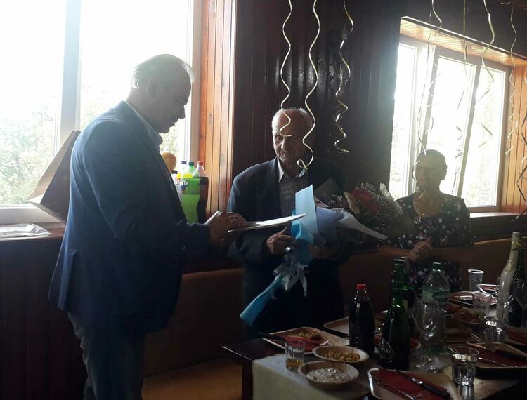 Един век живот отпразнува Димитър Кавгазов от с. Славейно, секретарят на Община Смолян му отиде "на крака"