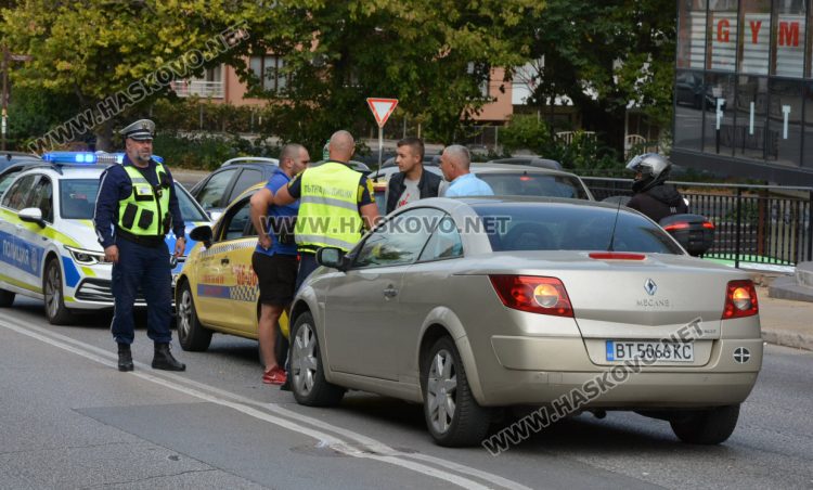 Кола се удари в такси на бул."Освобождение"