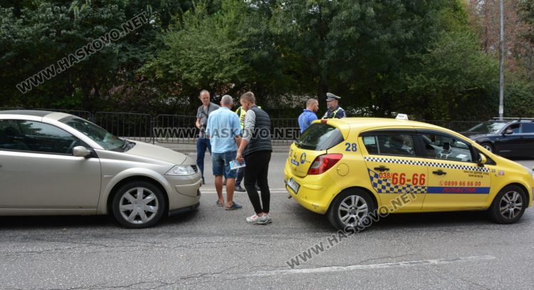 Кола се удари в такси на бул."Освобождение"