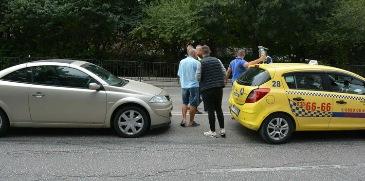 Кола се удари в такси на бул."Освобождение"