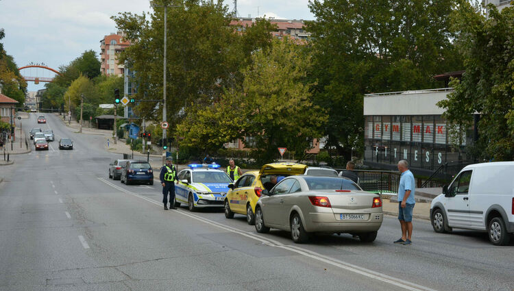 Кола се удари в такси на бул."Освобождение"