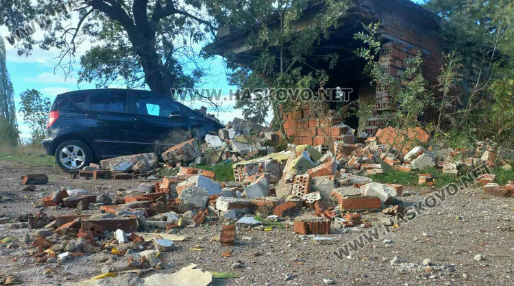 23-годишен с „Мерцедес“ се заби в безстопанствена постройка и рани бездомник