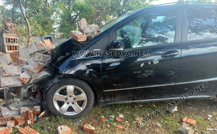 23-годишен с „Мерцедес“ се заби в безстопанствена постройка и рани бездомник