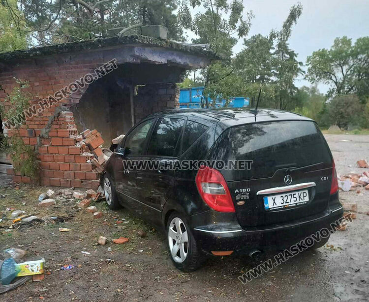 23-годишен с „Мерцедес“ се заби в безстопанствена постройка и рани бездомник