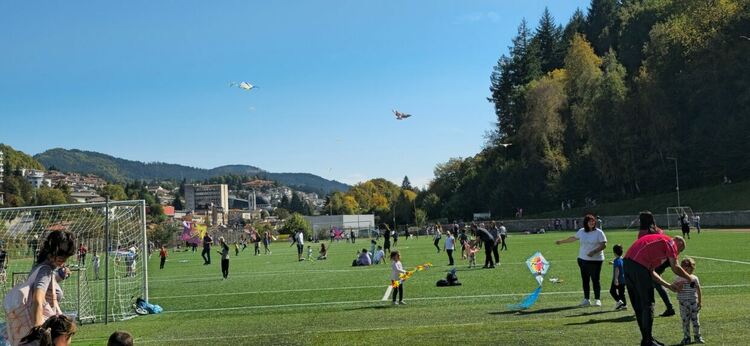 Над сто деца пускаха хвърчила на градския стадион в Смолян