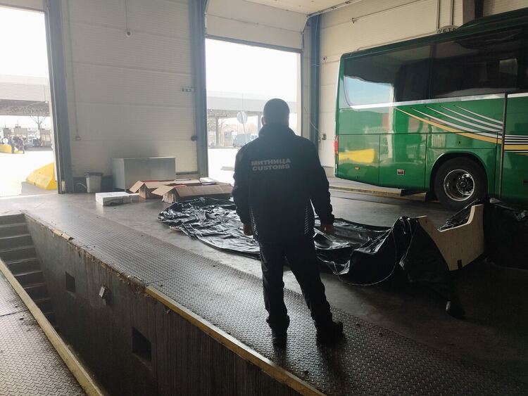 Заловиха 125 надуваеми лодки и 128 двигателя, предназначени за трафик на хора