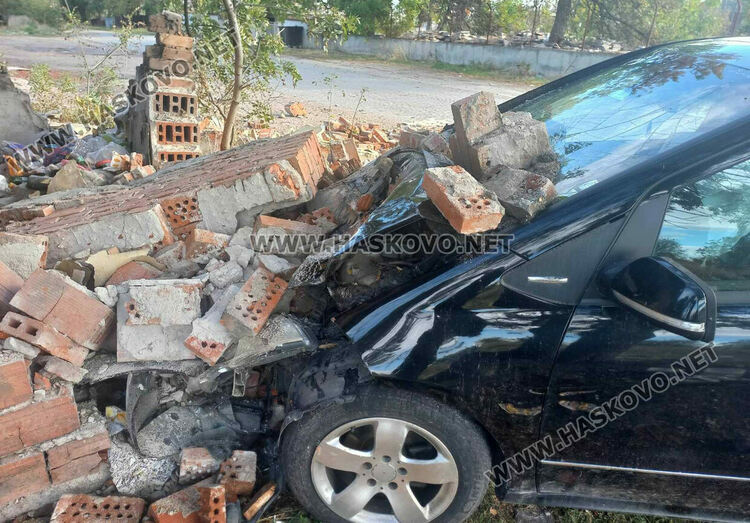 23-годишен с „Мерцедес“ се заби в безстопанствена постройка и рани бездомник