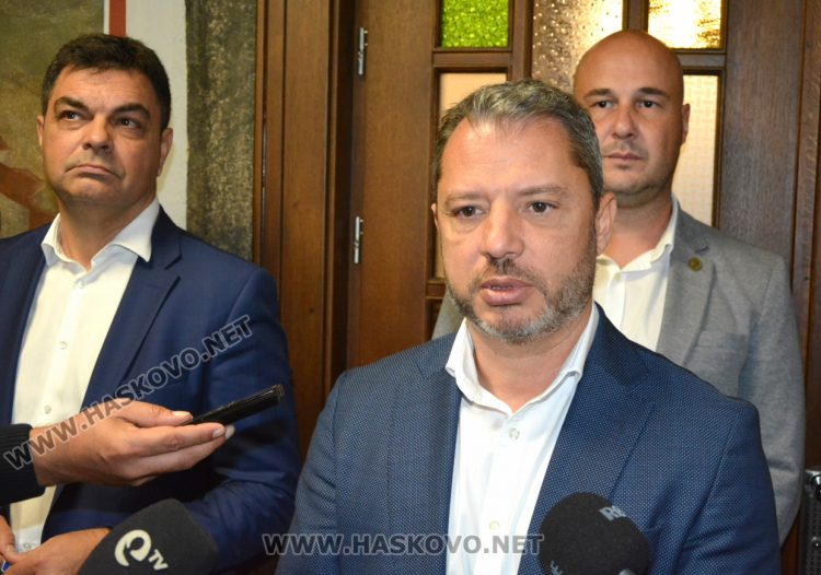 ГЕРБ-СДС откри кампанията си с водосвет и молебен за здраве и силно правителство на България 