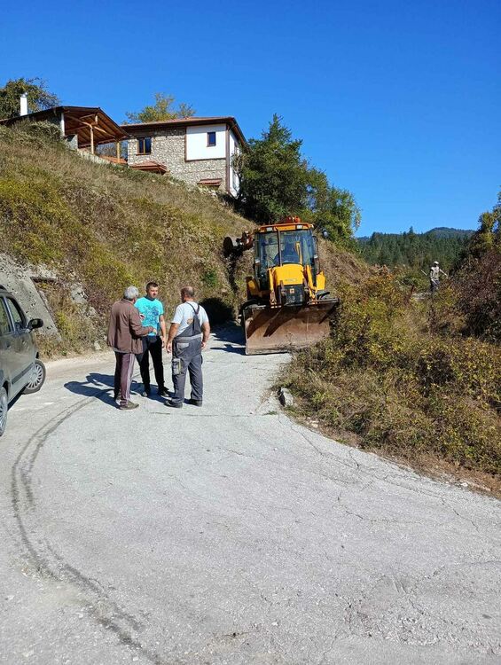Българи и чужденци рамо до рамо доброволно чистят улиците в родопско село