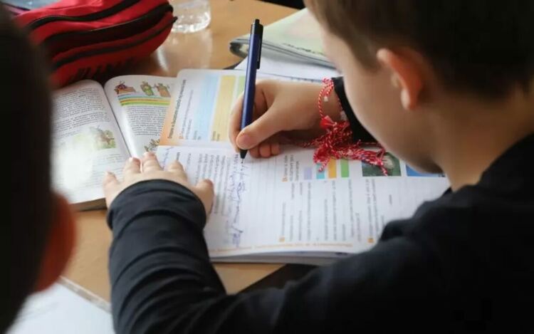 Учебните тетрадки и помагала често се използват за писане на домашни и самостоятелна подготовка.