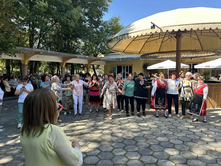 Международният ден на възрастните хора събра пенсионерските клубове