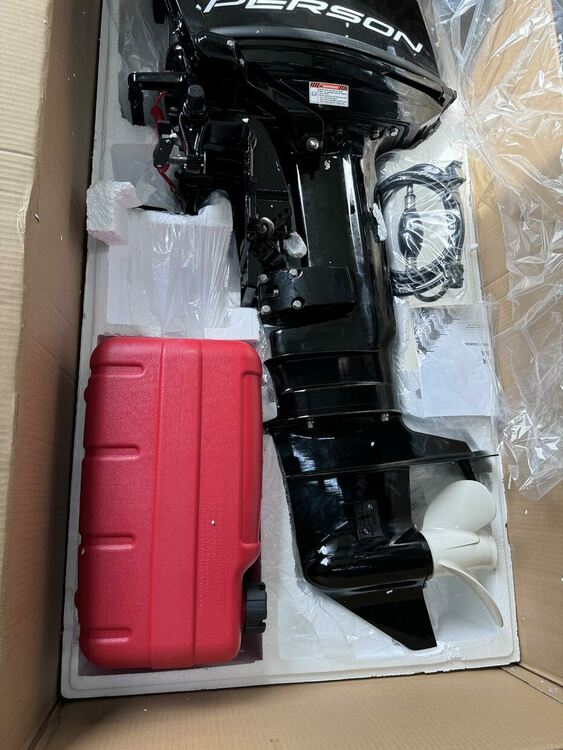 Заловиха 125 надуваеми лодки и 128 двигателя, предназначени за трафик на хора